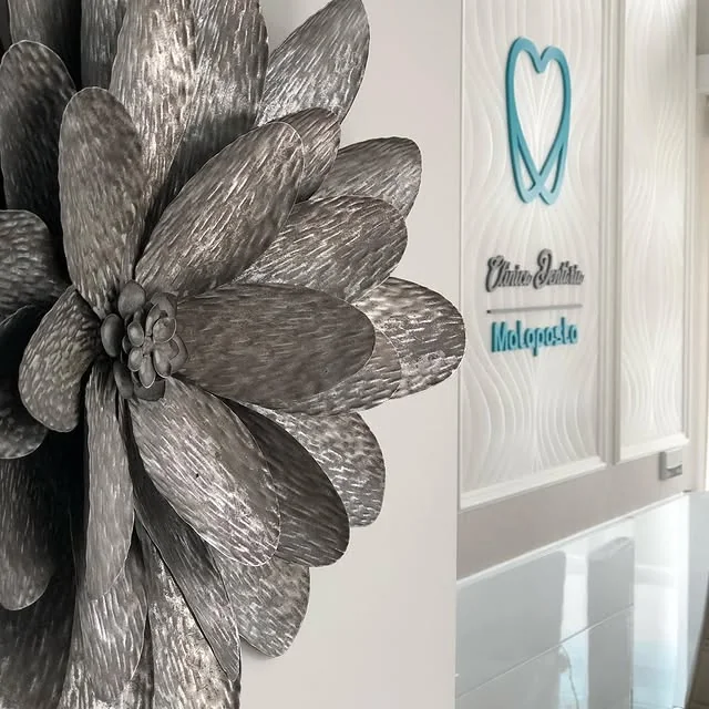 Pormenor da decoração e do logótipo no interior da clínica